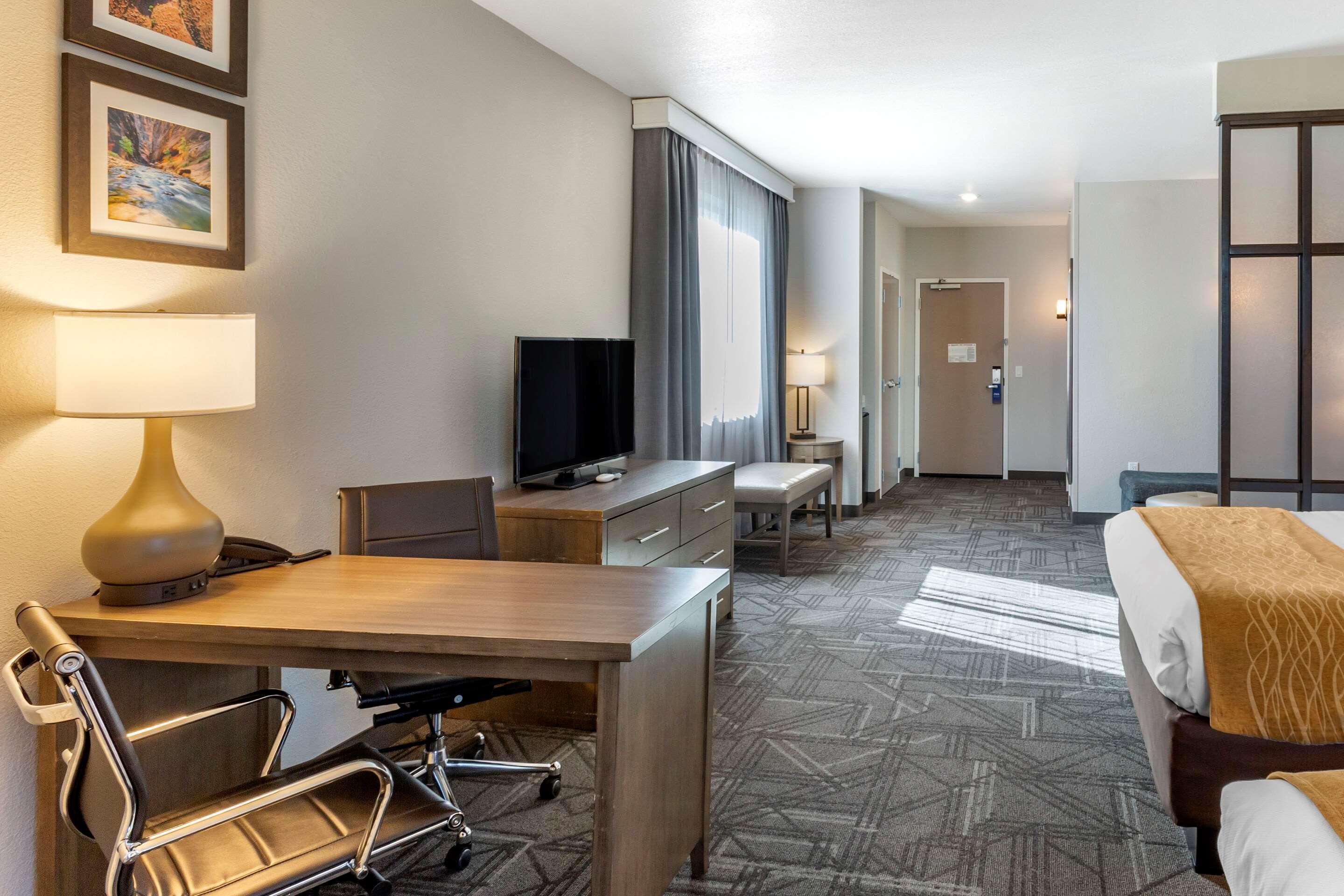 Comfort Inn & Suites Salt Lake City Airport Bagian luar foto